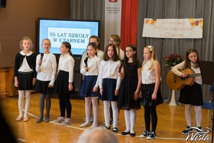 Uczniowie w czasie występów na jubileuszu